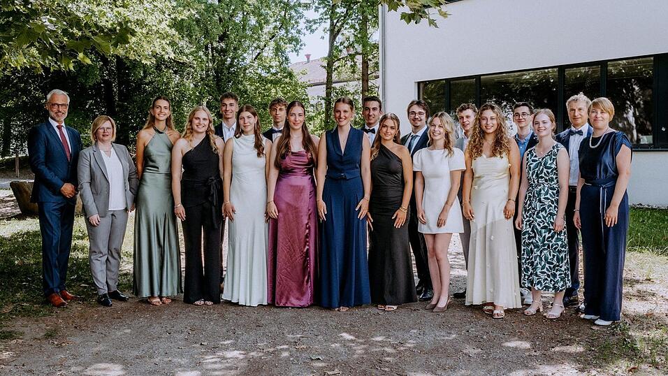 ie besten Abiturientinnen und Abiturienten - Viktoria Brielbeck, Felix Haberl, Vincent Maier, Sonja Aunkofer, Liliane Eichinger (1,0), Lukas Haller (1,2), Maria G&ouml;lzh&auml;user, Johanna Maier, Annika Einfeldt, Hanna Helminger (1,3), Lena Hennig, Sophie Zankl (1,4), Augustin Baumgartner, Stefan Dobler, Julian Roselieb (1,5) - mit Schulleitung Dr. Eva C. Huller und Christian Wagner - sowie den Oberstufenkoordinatoren Hermann Radlbeck und Christine Haidn.