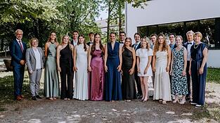 ie besten Abiturientinnen und Abiturienten - Viktoria Brielbeck, Felix Haberl, Vincent Maier, Sonja Aunkofer, Liliane Eichinger (1,0), Lukas Haller (1,2), Maria G&ouml;lzh&auml;user, Johanna Maier, Annika Einfeldt, Hanna Helminger (1,3), Lena Hennig, Sophie Zankl (1,4), Augustin Baumgartner, Stefan Dobler, Julian Roselieb (1,5) - mit Schulleitung Dr. Eva C. Huller und Christian Wagner - sowie den Oberstufenkoordinatoren Hermann Radlbeck und Christine Haidn.