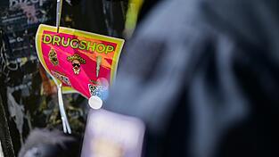Inzwischen gibt es nicht nur Werbeaufkleber für Drogen, sondern auch Gratisproben. (Archivbild) Inzwischen gibt es nicht nur Werbeaufkleber für Drogen, sondern auch Gratisproben. (Archivbild)