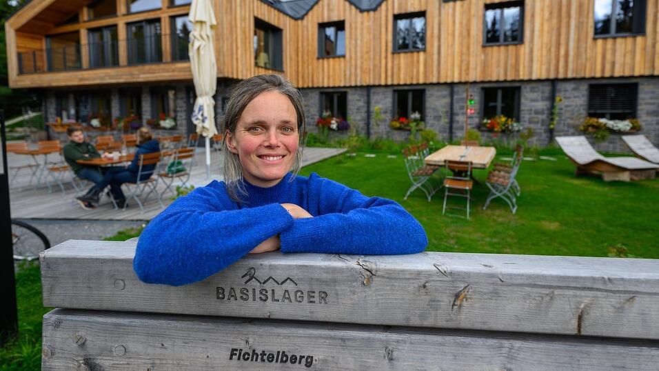 Natascha Heinrich f&uuml;hrt das Hotel &laquo;Basislager Fichtelberg&raquo; in Oberwiesenthal. Die Region pr&auml;sentiert sich diese Tage als Mekka f&uuml;r Wanderer.