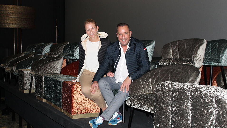 Sandra und Stephan Lehmann sitzen schon mal Probe auf den komfortablen Lounge-Sesseln.