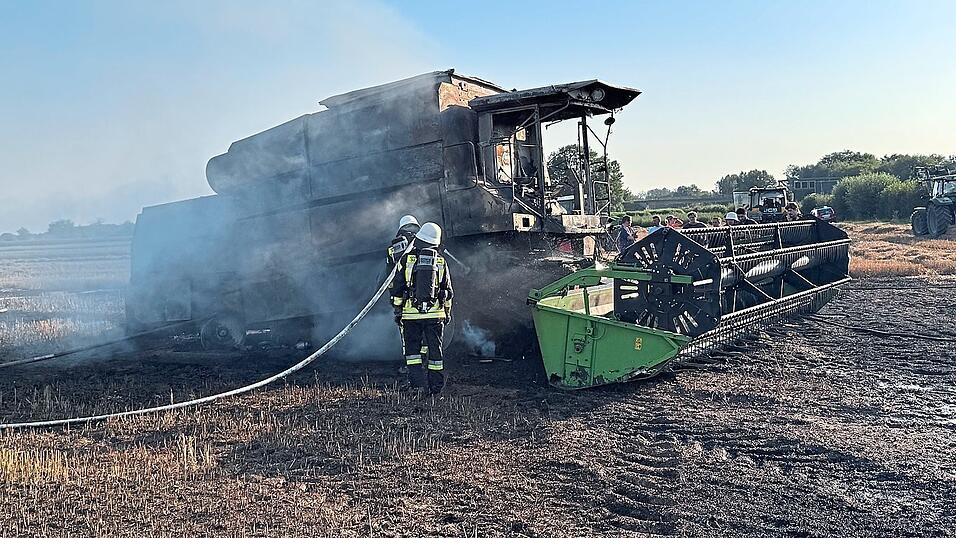 Nachlöscharbeiten am völlig ausgebrannten Mähdrescher. Nachlöscharbeiten am völlig ausgebrannten Mähdrescher.