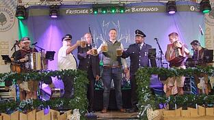 Eröffneten gemeinsam die Drachselsrieder Kirwa 2025 nach dem Anzapfen des ersten Fasses Festbieres (v.l.): KuRV-Vorsitzender Christian Huber, Monsignore Wolfgang Huber, Bürgermeister Johannes Vogl und 1. Vorstand der Feuerwehr Drachselsried, Markus Mühlbauer.