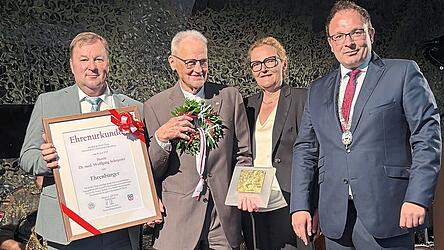 Unter dem Applaus der G&auml;ste &uuml;berreicht B&uuml;rgermeister Stoiber dem neuen Ehrenb&uuml;rger Dr. Wolfgang Schoyerer seine Auszeichnung.
