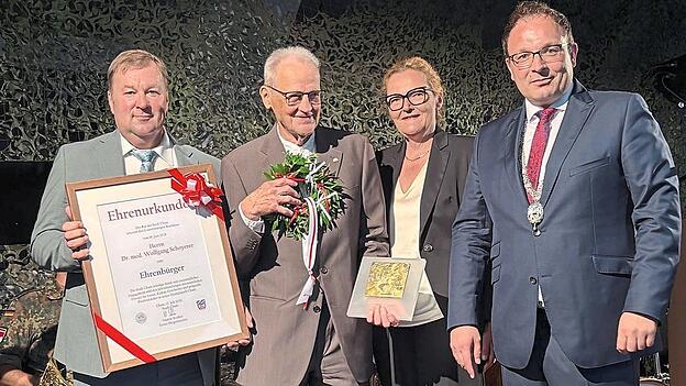 Unter dem Applaus der Gäste überreicht Bürgermeister Stoiber dem neuen Ehrenbürger Dr. Wolfgang Schoyerer seine Auszeichnung. Unter dem Applaus der Gäste überreicht Bürgermeister Stoiber dem neuen Ehrenbürger Dr. Wolfgang Schoyerer seine Auszeichnung.