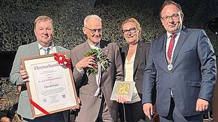 Unter dem Applaus der Gäste überreicht Bürgermeister Stoiber dem neuen Ehrenbürger Dr. Wolfgang Schoyerer seine Auszeichnung. Unter dem Applaus der Gäste überreicht Bürgermeister Stoiber dem neuen Ehrenbürger Dr. Wolfgang Schoyerer seine Auszeichnung.