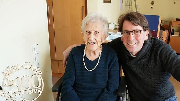 Anna B. zusammen mit ihrem Anwalt Bernhard Brunner, der sie seit &uuml;ber vier Jahren in diesem Fall vertritt.