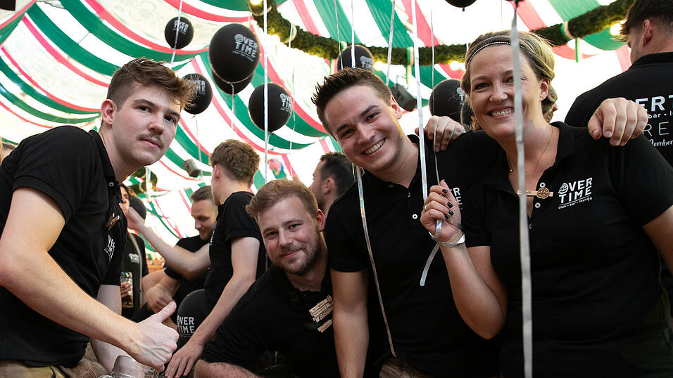 Echte Blasmusikfans lie&szlig;en sich den Montagabend im Festzelt Weckmann nicht entgehen.