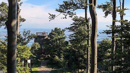 Das Hirschenstein-Plateau mit seinem Aussichtsturm ist bei Besuchern wie Einheimischen sehr beliebt. Allerdings werden dort immer wieder Lagerfeuer entz&uuml;ndet, was sich schnell zu einer Bedrohung f&uuml;r Menschen, Tiere und Pflanzenwelt entwickeln kann.