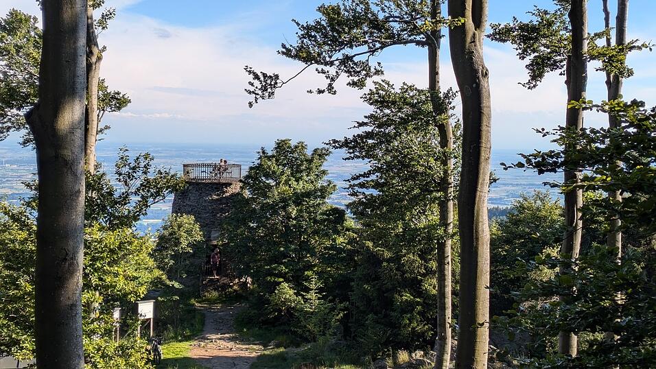 Das Hirschenstein-Plateau mit seinem Aussichtsturm ist bei Besuchern wie Einheimischen sehr beliebt. Allerdings werden dort immer wieder Lagerfeuer entz&uuml;ndet, was sich schnell zu einer Bedrohung f&uuml;r Menschen, Tiere und Pflanzenwelt entwickeln kann.
