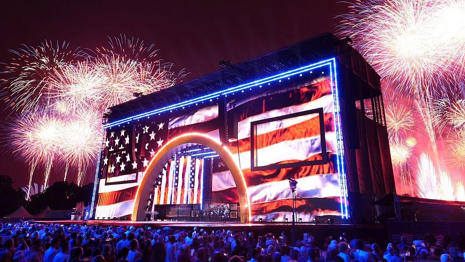 Die Veranstalter sprachen vom größten Feuerwerk der Geschichte. Die Veranstalter sprachen vom größten Feuerwerk der Geschichte.
