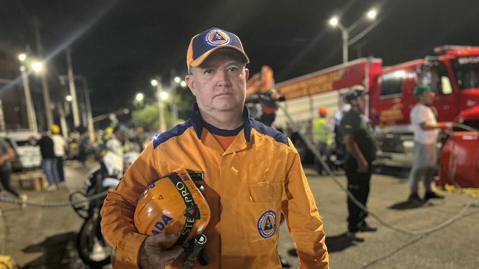 Fernando Acosta arbeitet als freiwilliger Helfer nach dem Erdbeben in Kolumbien mit. Fernando Acosta arbeitet als freiwilliger Helfer nach dem Erdbeben in Kolumbien mit.