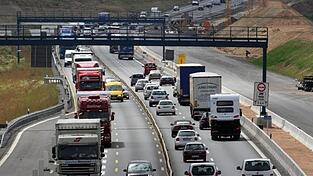Dichter Verkehr herrscht in einem Baustellenbereich auf der Autobahn A3 zwischen W&uuml;rzburg und Biebelried (Bayern).