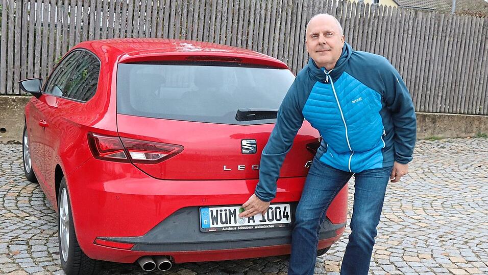 Alfons Treu, Leiter des Sachgebiets Verkehrswesen am Landratsamt Cham, beim Abstempeln eines weiteren WÜM-Kennzeichens. Alfons Treu, Leiter des Sachgebiets Verkehrswesen am Landratsamt Cham, beim Abstempeln eines weiteren WÜM-Kennzeichens.