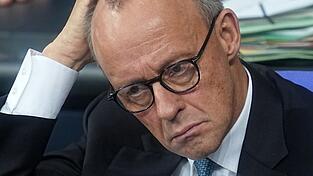 Bundeskanzler Friedrich Merz (CDU) lauscht der Generaldebatte zum Haushalt im Bundestag.