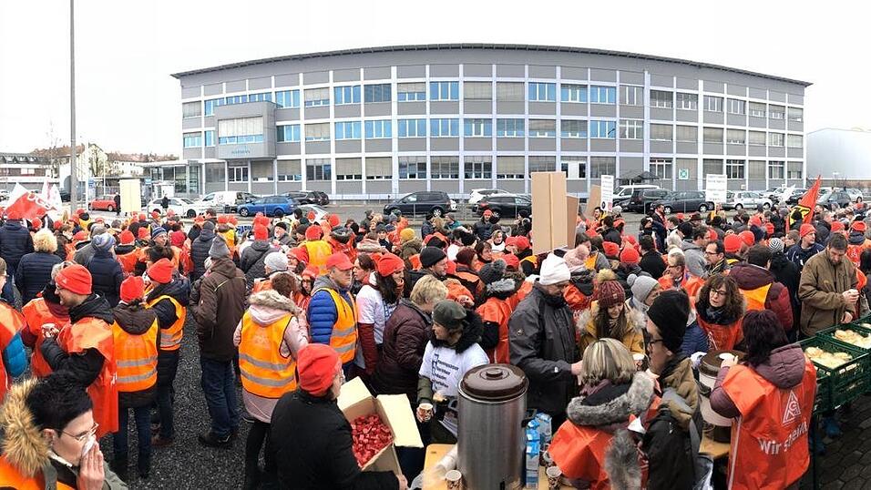 Die Firma Harman soll noch in diesem Jahr in Straubing geschlossen werden. Mitarbeiter demonstrieren dagegen.