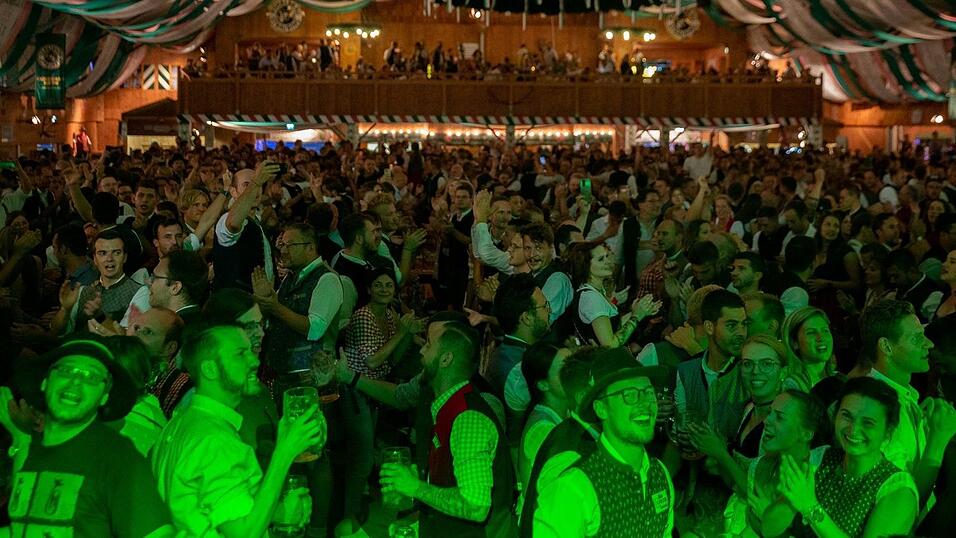Am Dienstag spielte der Menzl im Festzelt Weckmann auf. Diese Blasmusikfreunde waren mit dabei.