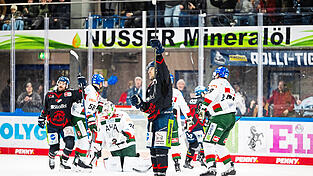 Oans, zwoa, drei ... g'troffa! Taylor Leier (vorn) bejubelt eines seiner drei Tore - hier das zwischenzeitliche 5:1 - beim 9:1-Sieg am Freitagabend am Pulverturm gegen die Augsburger Panther. Die Straubinger bescheren ihren Fans kurz vor Weihnachten den höchsten Sieg in ihrer DEL-Geschichte.