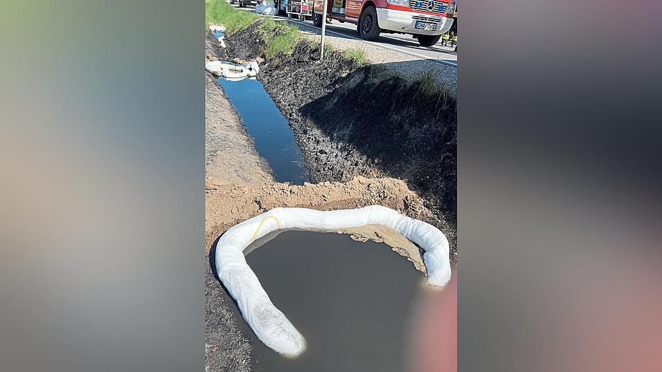 Kontaminierte Flüssigkeit wird aufgestaut. Kontaminierte Flüssigkeit wird aufgestaut.