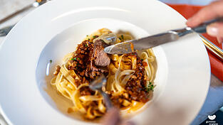 Bei diesem Gericht kommt eine spezielle Bolognese auf die Pasta.