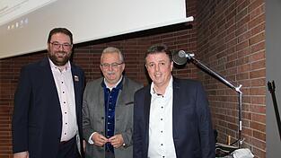 Landrat Josef Laumer mit den Stichwahl-Landratskandidaten Ewald Seifert (rechts, CSU) und Tobias Beck (links, Freie W&auml;hler)