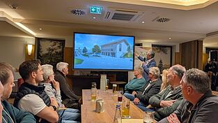 B&uuml;rgermeister Hans Laumer stellte das neue &Auml;rztehaus vor.