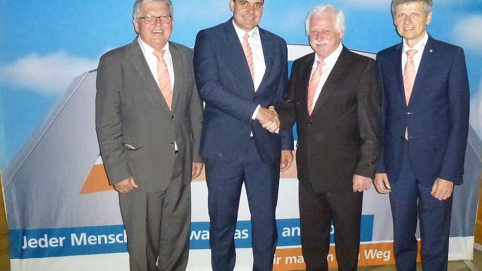 Ausscheidender Vorstandsvorsitzender Josef Peter, neues Vorstandsmitglied Christian Stahl, Aufsichtsratsvorsitzender Georg Obermeier und neuer Vorstandsvorsitzender Willi Zollner (von links). Ausscheidender Vorstandsvorsitzender Josef Peter, neues Vorstandsmitglied Christian Stahl, Aufsichtsratsvorsitzender Georg Obermeier und neuer Vorstandsvorsitzender Willi Zollner (von links).