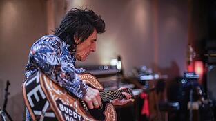 Bei der Arbeit: Ronnie Wood an der Gitarre