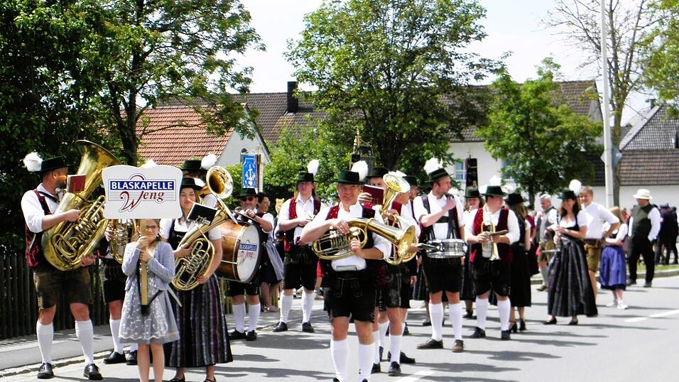 Der traditionelle Auszug zum Festplatz mit der Blaskapelle Weng fand, wie das gesamte Volksfest, bei bestem Wetter statt. Der traditionelle Auszug zum Festplatz mit der Blaskapelle Weng fand, wie das gesamte Volksfest, bei bestem Wetter statt.