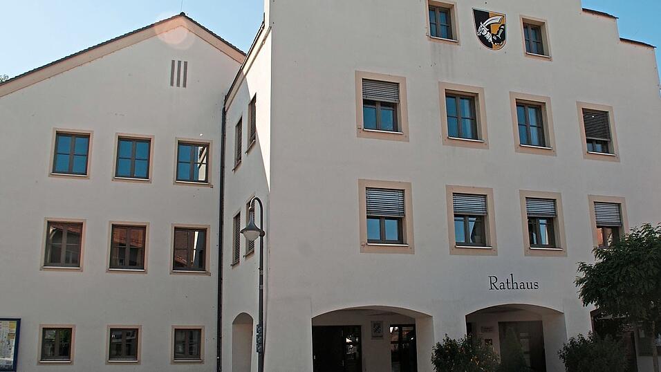 Im Arnstorfer Rathaus wird es in den kommenden Jahren kein Zur&uuml;cklehnen geben. Keine Ver&auml;nderung wird es beim Chefsessel geben, doch das Ringen um die Sitze Kommunalparlament hat l&auml;ngst begonnen.