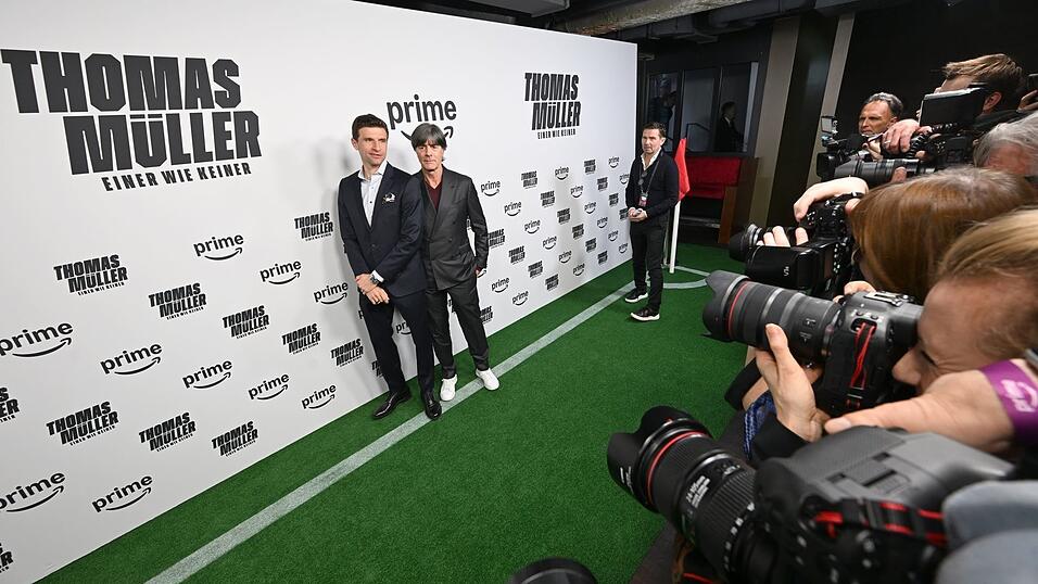 Thomas Müller und Ex-Bundestrainer Joachim Löw in München.