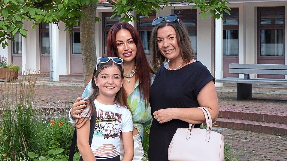 Aura Dione gemeinsam mit Gewinnerinnen des Meet and Greet vor ihrem Dingfest-Auftritt. Aura Dione gemeinsam mit Gewinnerinnen des Meet and Greet vor ihrem Dingfest-Auftritt.