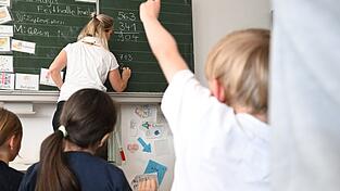 F&uuml;r Grundschulkinder sehen Wissenschaftler erhebliche Risiken bei der Nutzung sozialer Medien. (Archivbild)