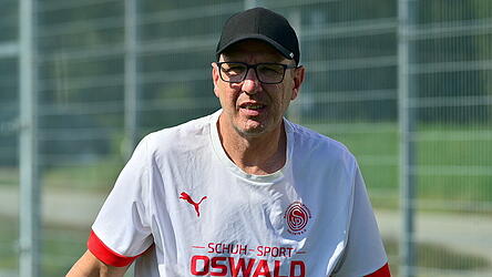 Plattlings Trainer Torsten Holm musste die Heimpartie gegen K&uuml;nzing wegen einer Rotsperre aus der Zuschauer-Perspektive verfolgen.