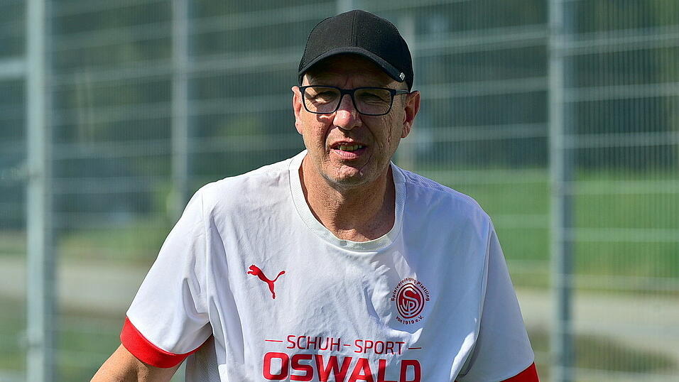 Plattlings Trainer Torsten Holm musste die Heimpartie gegen Künzing wegen einer Rotsperre aus der Zuschauer-Perspektive verfolgen. Plattlings Trainer Torsten Holm musste die Heimpartie gegen Künzing wegen einer Rotsperre aus der Zuschauer-Perspektive verfolgen.