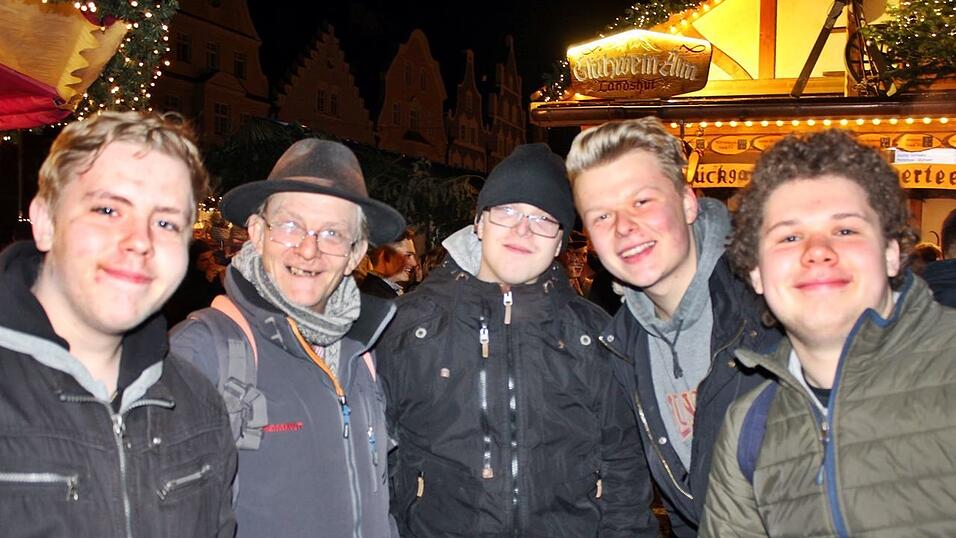 Am Donnerstagabend ist der Landshuter Christkindlmarkt eröffnet worden. Am Donnerstagabend ist der Landshuter Christkindlmarkt eröffnet worden.