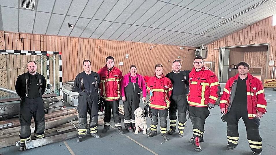 Ergoldings Bürgermeister Andreas Strauß (l.) mit den Helfern der örtlichen Feuerwehren. Ergoldings Bürgermeister Andreas Strauß (l.) mit den Helfern der örtlichen Feuerwehren.