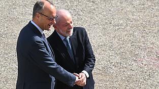 Merz empfing Lula mit milit&auml;rischen Ehren vor dem Schloss.