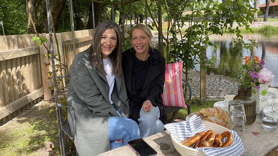 Carmen Herrmann und Lisa R&ouml;hrl sind angekommen auf Gut H&ouml;tzing.