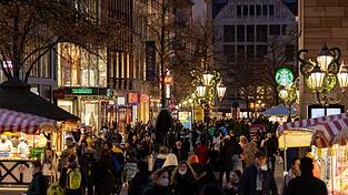 Eine weihnachtlich geschmückte Straße in der Nürnberger Innenstadt. Die Erwartungen der bayerischen Einzelhändler an das Weihnachtsgeschäft sind in diesem Jahr eher zurückhaltend. (Archiv)
