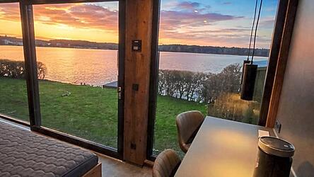 Den Ausblick auf den See und die Ruhe genie&szlig;en k&ouml;nnen die G&auml;ste im neuen Chalet Kranich am Neub&auml;uer See.