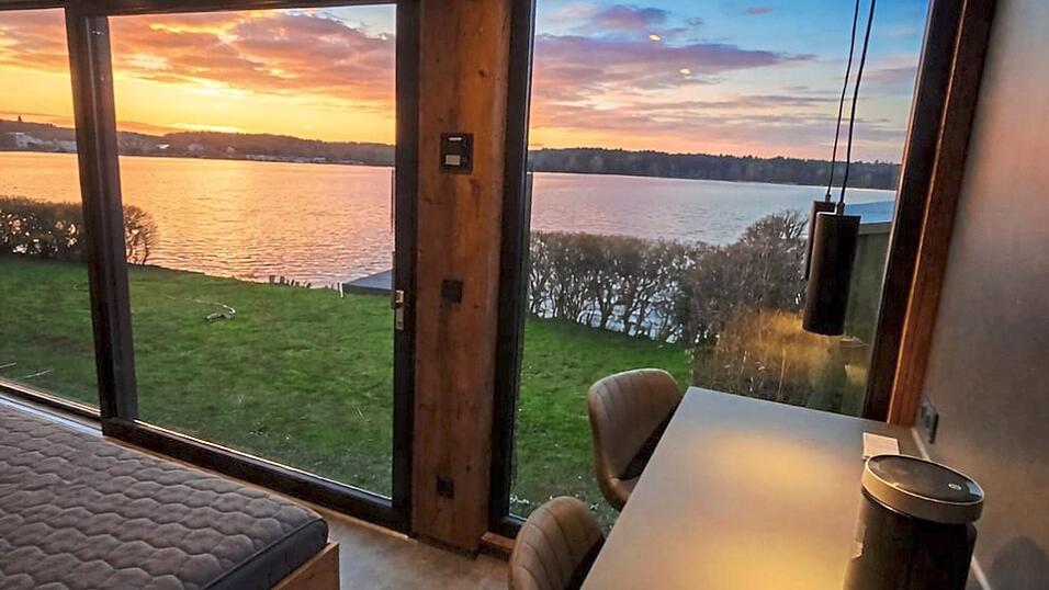 Den Ausblick auf den See und die Ruhe genie&szlig;en k&ouml;nnen die G&auml;ste im neuen Chalet Kranich am Neub&auml;uer See.