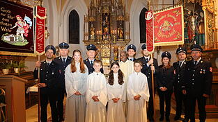 In der Filialkirche Sankt Stephanus bei der Gedenkgottesdienstfeier, die vom priesterlichen Leiter der Seelsorge von Pater Benjamin zelebriert wurde. In der Filialkirche Sankt Stephanus bei der Gedenkgottesdienstfeier, die vom priesterlichen Leiter der Seelsorge von Pater Benjamin zelebriert wurde.