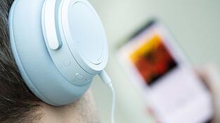 Höre ich da KI-generierte Musik? Diese Frage dürften sich manche Streaming-Hörer künftig häufiger stellen. (Symbolbild)