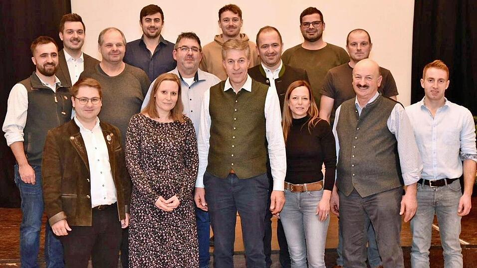 Bürgermeisterkandidat Anton Sporrer und die weiteren Bewerber der Liste Bürgermeisterkandidat Anton Sporrer und die weiteren Bewerber der Liste