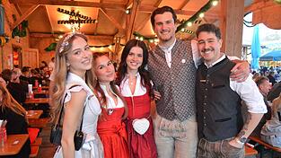 Am Donnerstag am&uuml;sierten sich viele Landshuter auf der Dult.