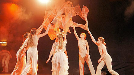Stimmungsvolles Szenen-Foto aus dem Tanztheater &bdquo;Seasons&ldquo;
