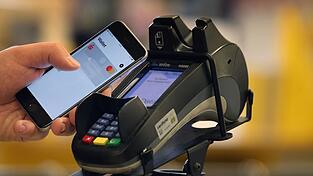 Die Deutschen zahlen immer öfter digital per Smartphone oder Karte. (Symbolbild) Die Deutschen zahlen immer öfter digital per Smartphone oder Karte. (Symbolbild)