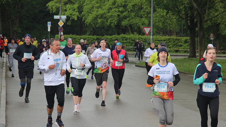 Auch die großen Herzogstadtläufer ließen sich wie schon die Kleinen am Samstag durch das nasskalte Aprilwetter den Spaß am Sport unter freiem Himmel nicht verderben.