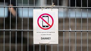 Die Regeln sind unterschiedlich: Manche Schulen haben Handys komplett verbannt, andere sind weniger streng. Ob es flächendeckende Regeln gibt, entscheiden die Bundesländer selbst. (Symbolbild)